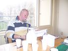 John leest bij
