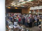 Beurs met druk wedstrijdgedeelte achterin